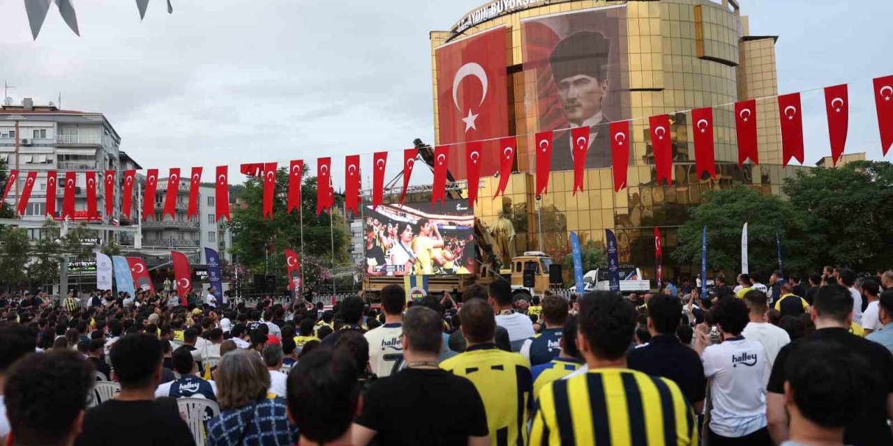 Aydın Büyükşehir’in kurduğu dev ekranda izlediler, şampiyonluğu kutladılar