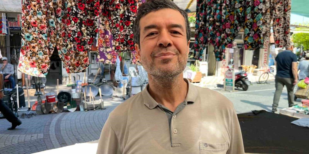 Aydın’da oğul çıkaran arı kolonisi pazar tezgahına kondu
