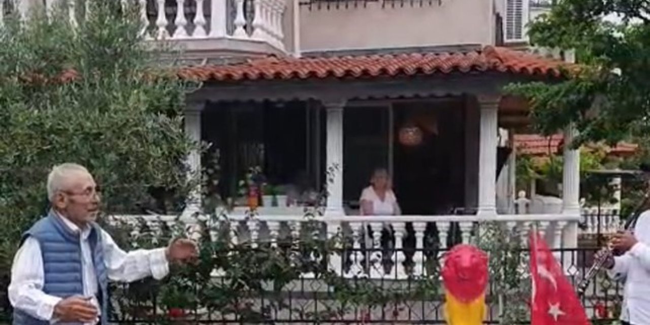 84 yaşındaki vatandaş, Galatasaray’ın şampiyonluğunu davul zurnayla kutladı