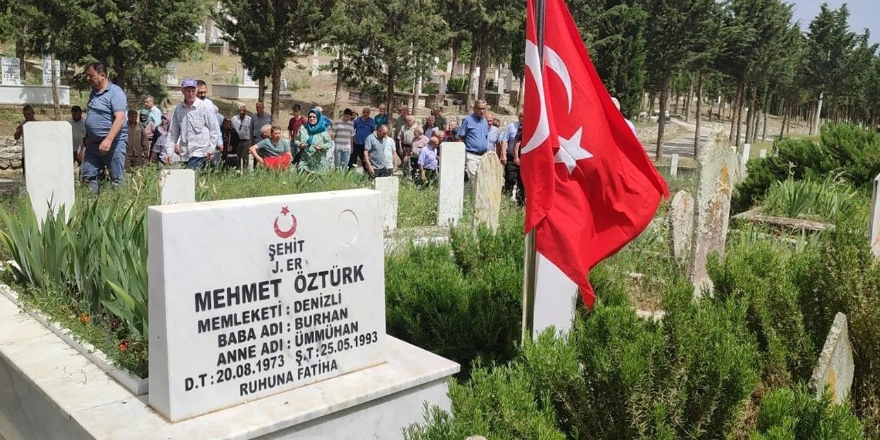 Bingöl’de şehit edilen 33 askerden birisi olan Denizlili es mezarı başında anıldı