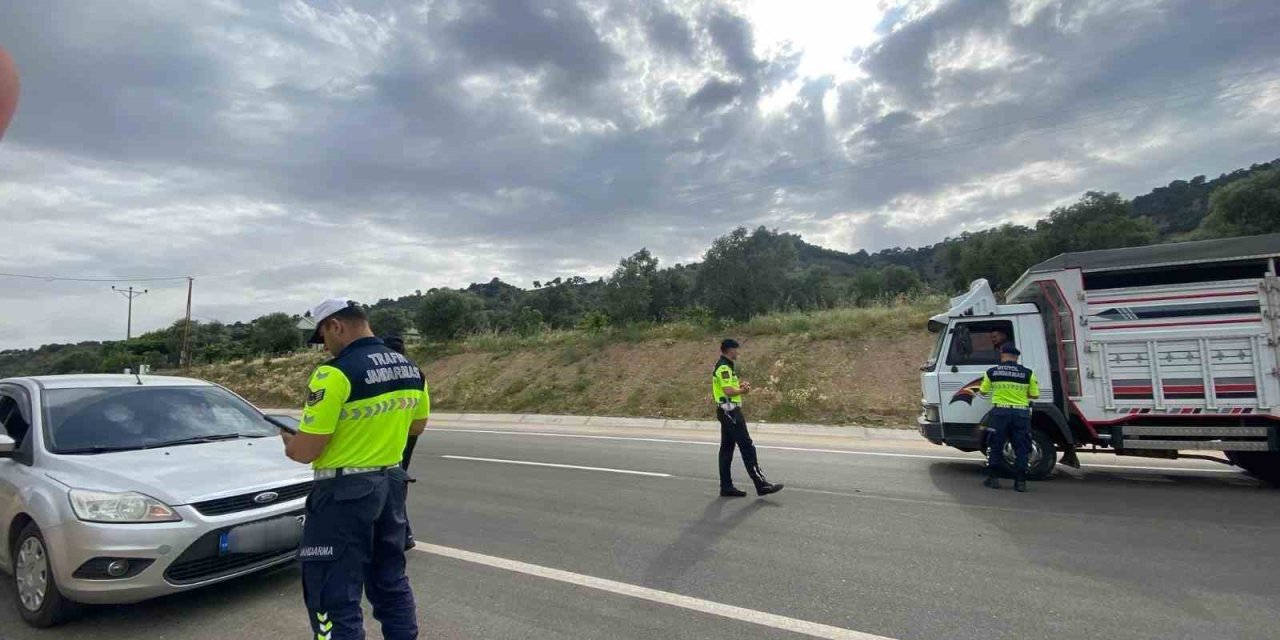 Jandarma kural tanımaz sürücülleri affetmedi