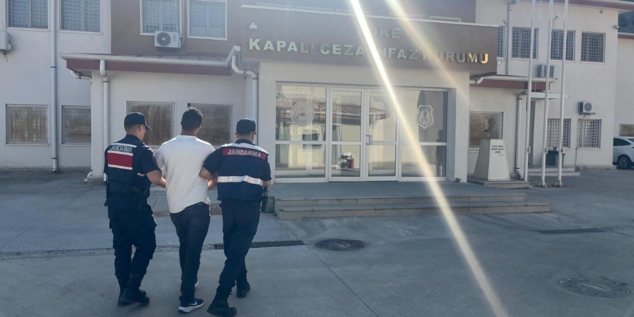 Kuşadası JASAT’tan sahilde operasyon: Aranan şahıs güneşlenirken yakalandı