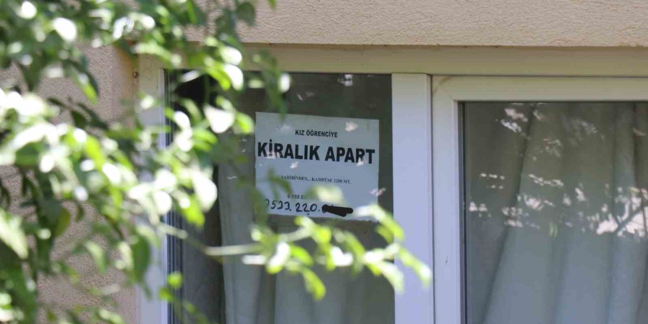 Aparta casus kameralar yerleştiren işletmeci kız öğrencileri hedef almış
