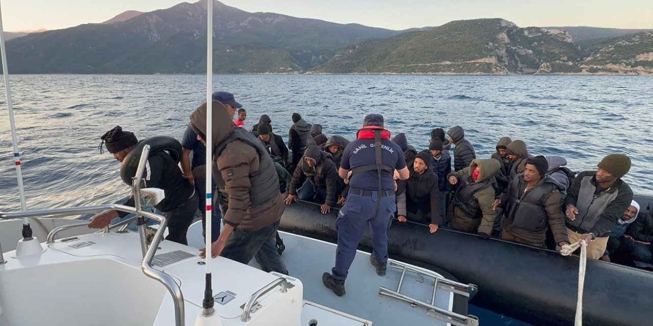 Kuşadası açıklarında 42 düzensiz göçmen kurtarıldı