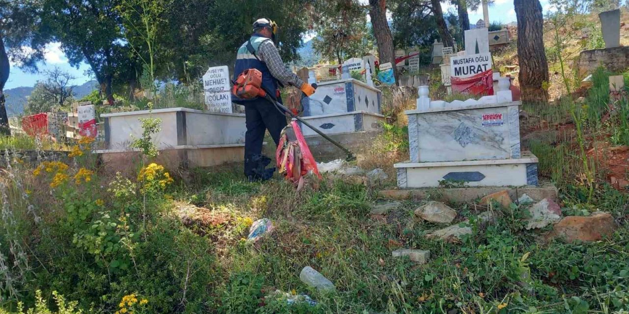 Karacasu’da mezarlıklar temizleniyor