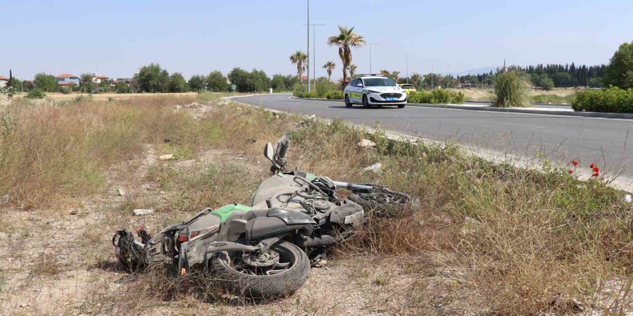 Kaldırıma çarpıp 30 metre savrulan motosikletin sürücüsü ağır yaralandı