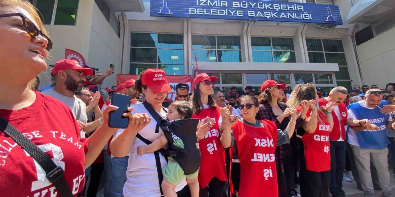 Greve çıkan binlerce işçi İzmir Büyükşehir önünde toplandı