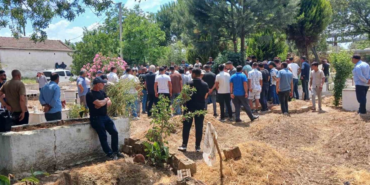 Minik Enes toprağa verildi