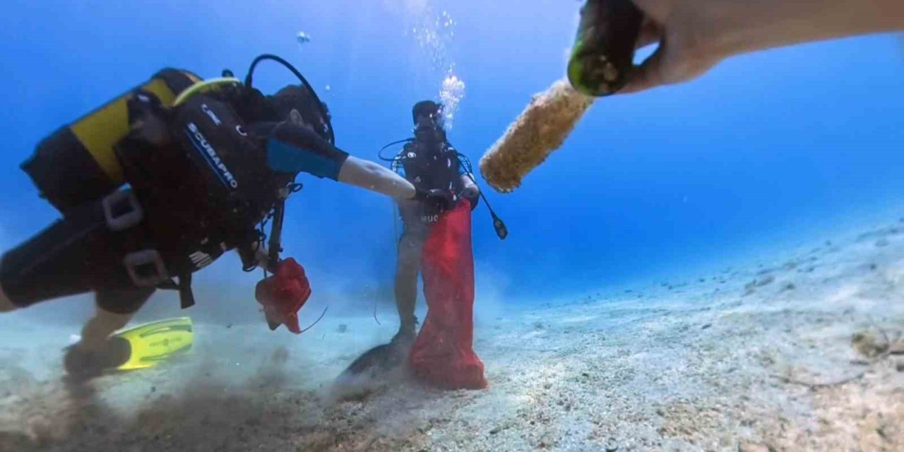 Dünya Çevre Gününde deniz dibinden 2 saatte 20 ton çöp toplandı