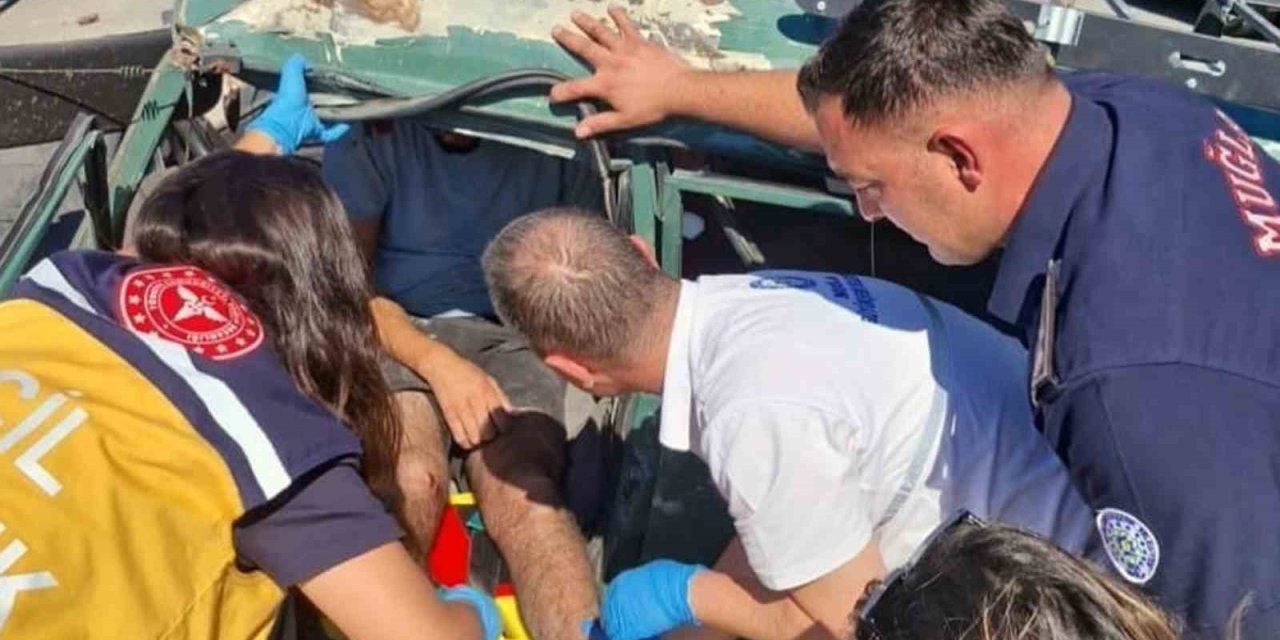 Araçta sıkışan vatandaşı itfaiye ekipleri kurtardı