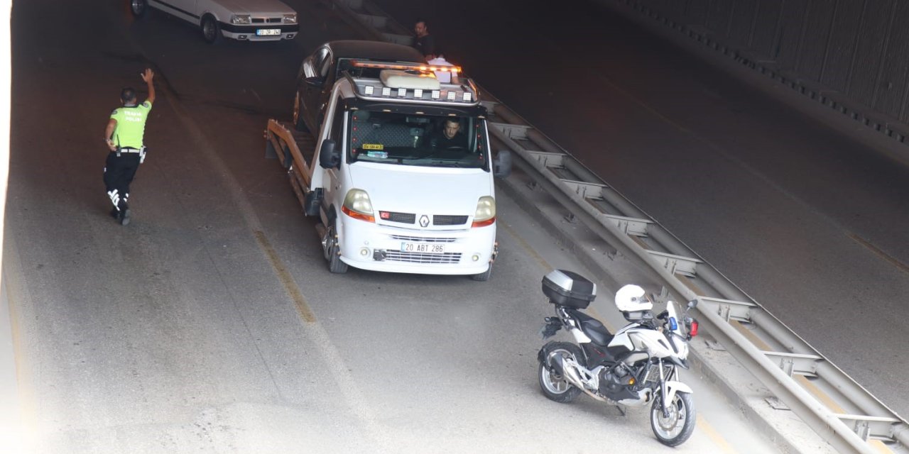 Altgeçitte 3 aracın karıştığı kaza sonucu araç kuyrukları oluştu