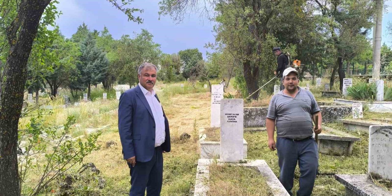 Beyağaç Belediyesi mezarlıkları bayrama hazırlıyor
