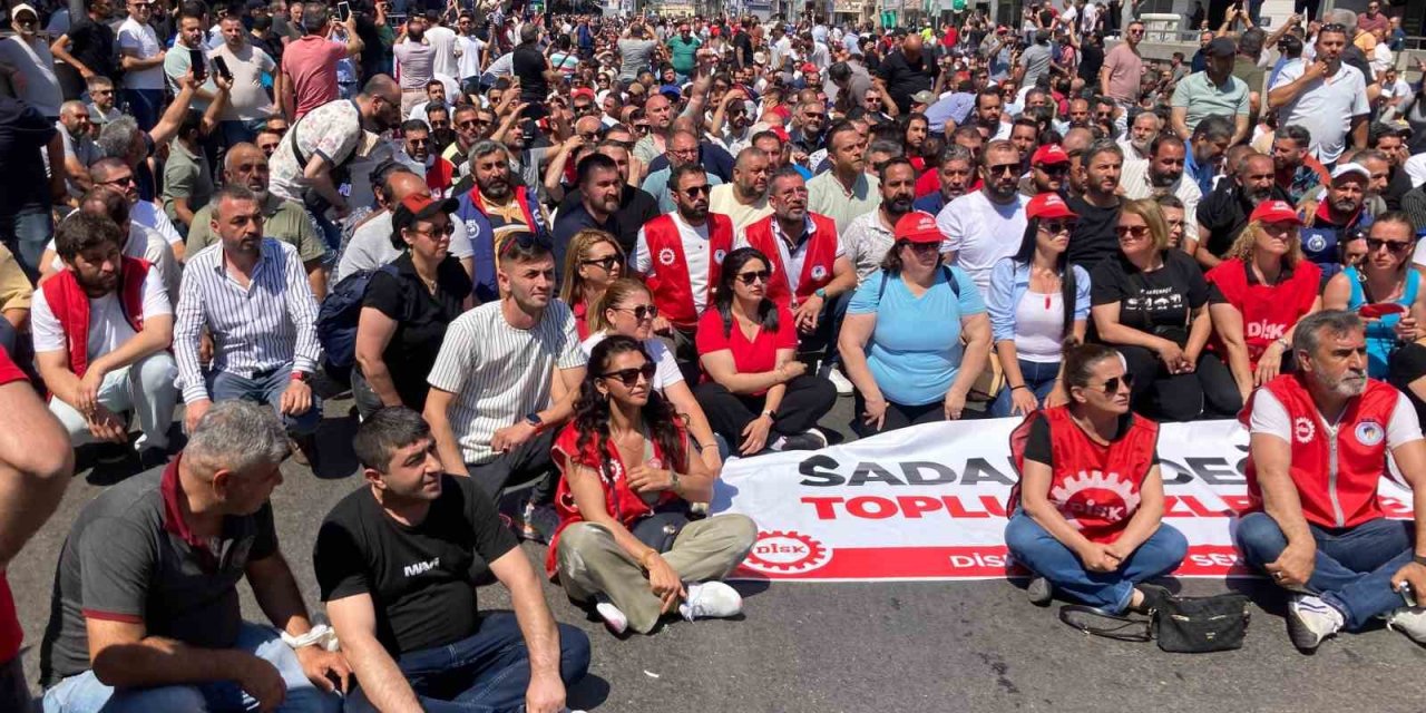 Grevde olan İzmir Büyükşehir çalışanlarından dev yürüyüş