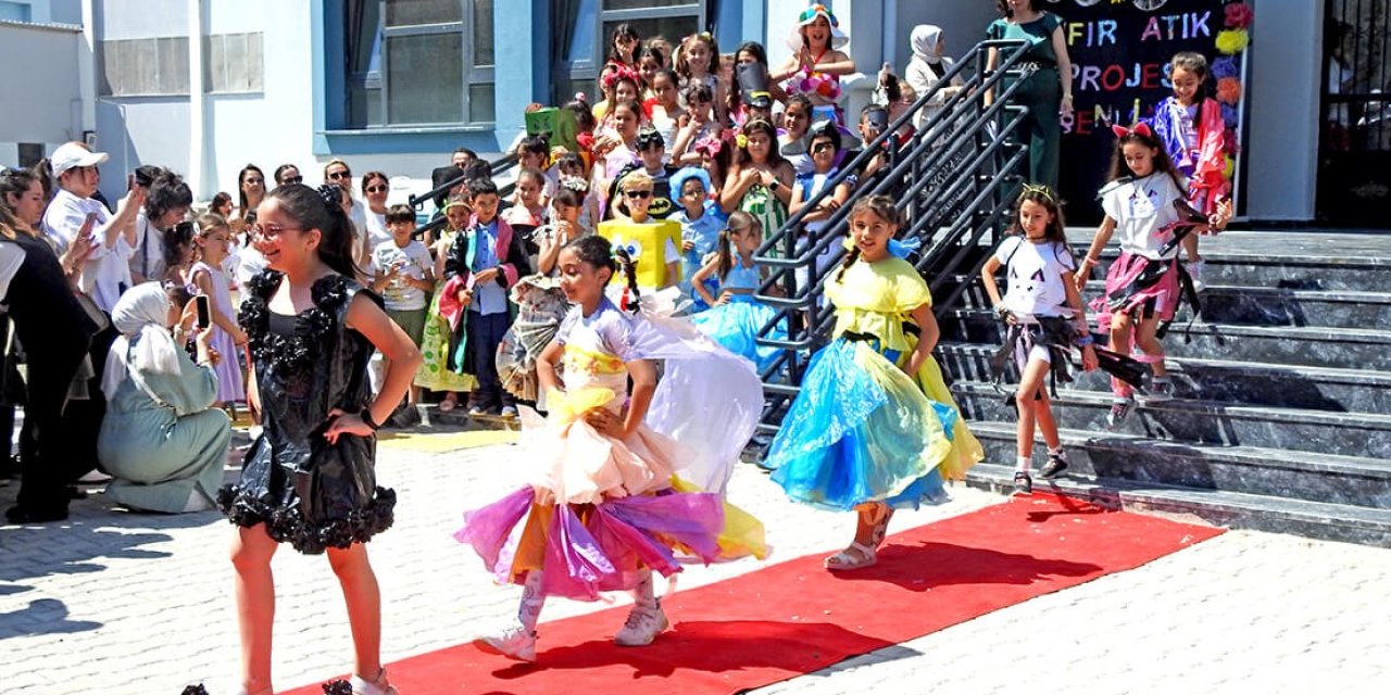 Çeşme’de, Namık Kemal İlkokulu öğrencilerinden geri dönüşüm defilesi