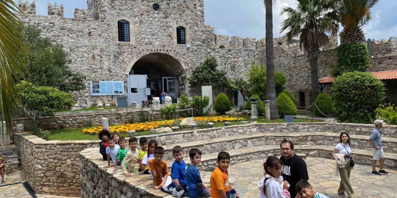 Menteşeli çocuklar tarihi resmetti