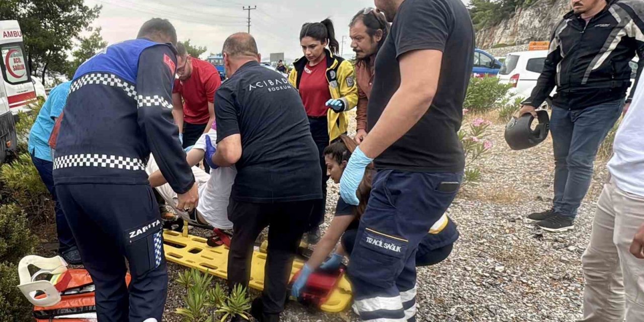 Bodrum’da can pazarı: Minibüsle otomobil çarpıştı, 15 kişi yaralandı