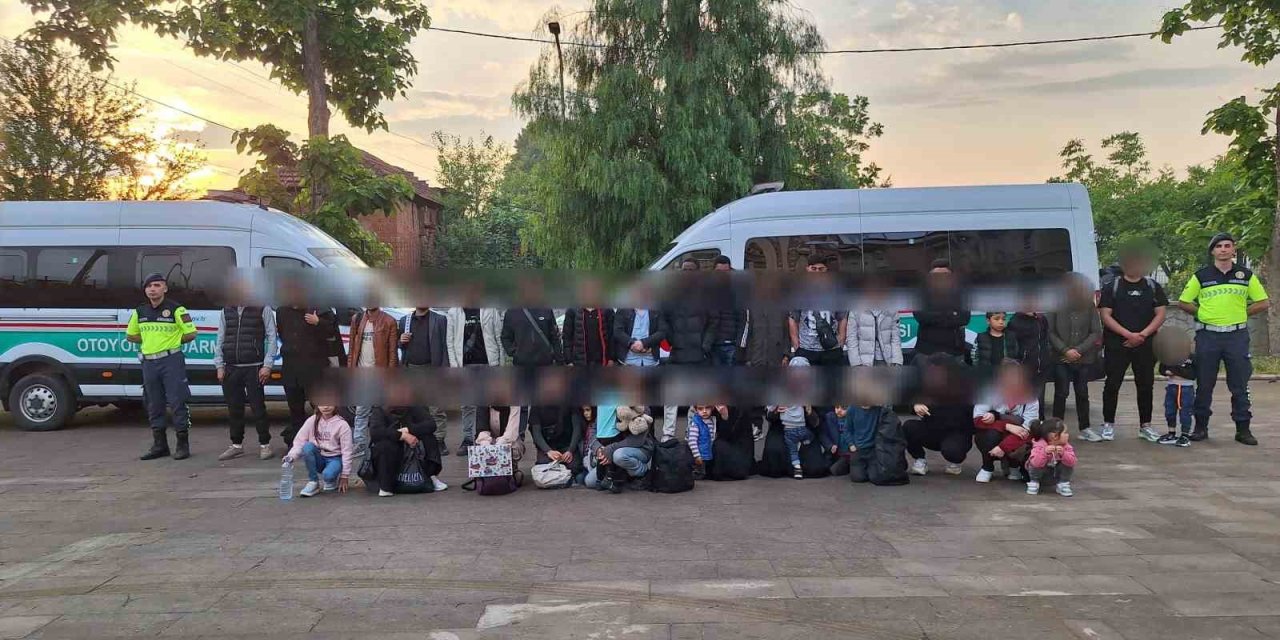Aracı bırakıp kaçtı, 35 düzensiz göçmen yakalandı
