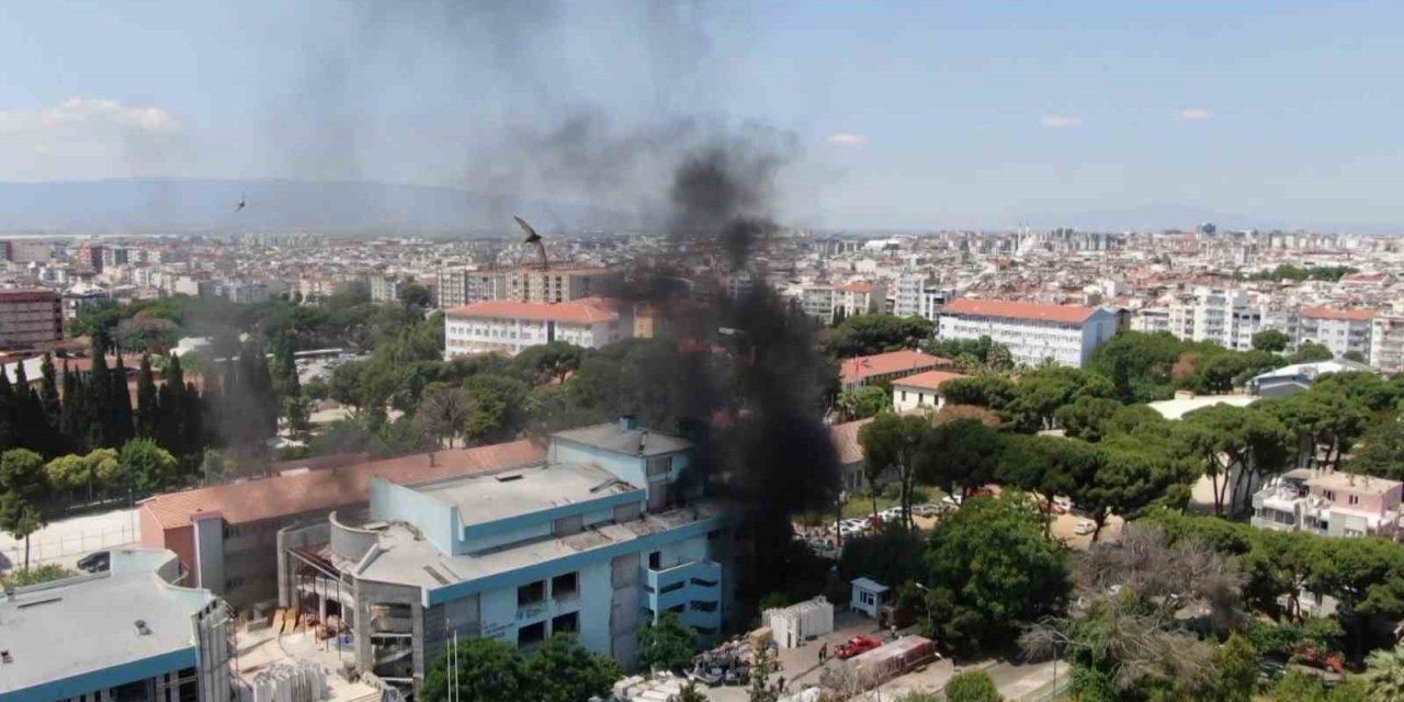 Kentin göbeğinden yükselen kara dumanlar panikletti