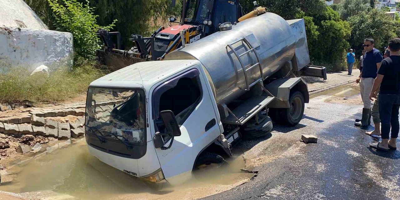 Bodrum’da isale hattı patladı, tanker çukura düştü