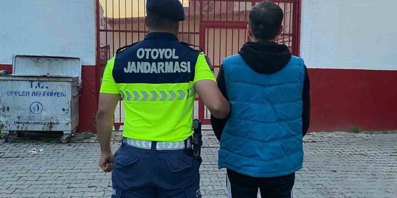 Düzensiz göçmenlerin arasına gizlenen şahıs suç makinesi çıktı