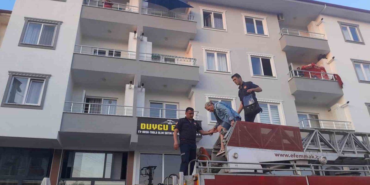 Muğla’da ev yangını: 1 kişi balkondan kurtarıldı