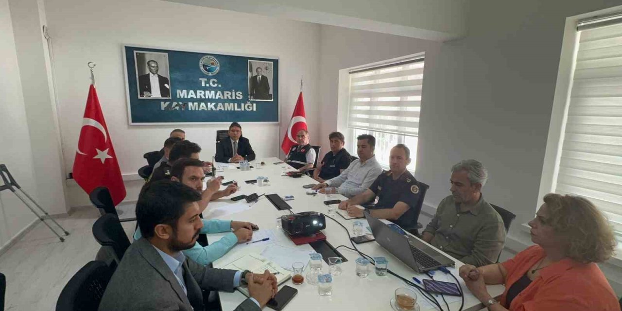Marmaris’te deprem sonrası sahaya çıkan ekipler incelemelerini sürdürüyor