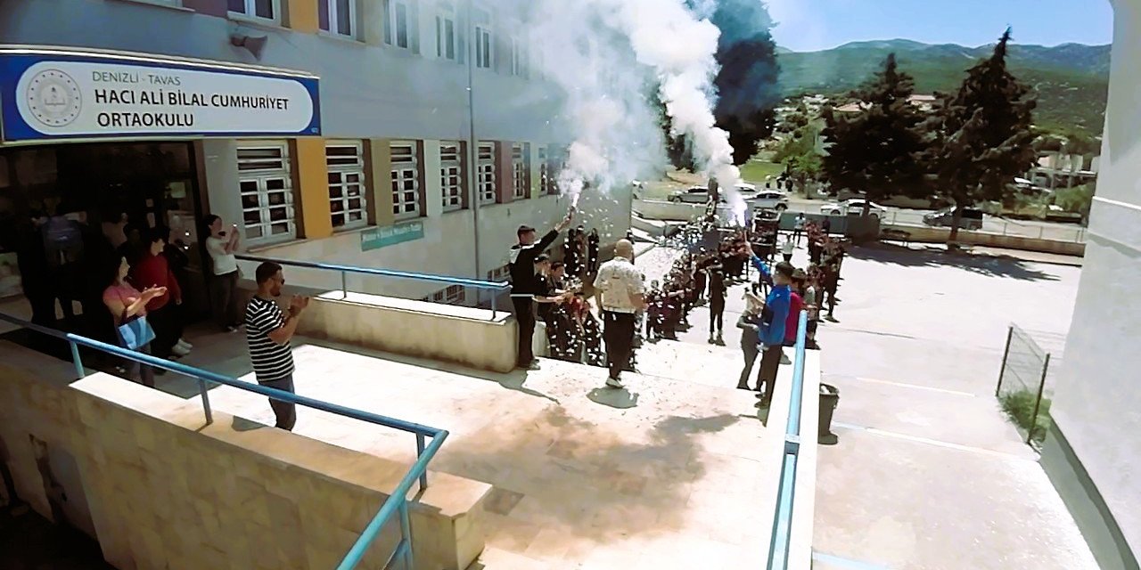 Meşale ve konfetilerle uğurlanan emektar öğretmenden duygulandıran öğütler