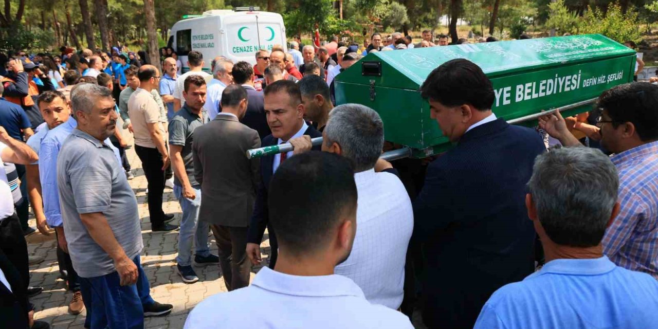 Depremde hayatını kaybeden 14 yaşındaki Afranur, Fethiye’yi gözyaşlarına boğdu