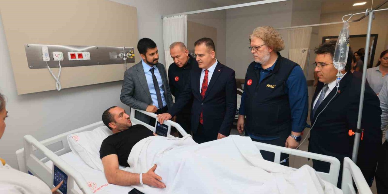 Muğla Valisi Akbıyık, depremde yaralanan vatandaşları hastanede ziyaret etti