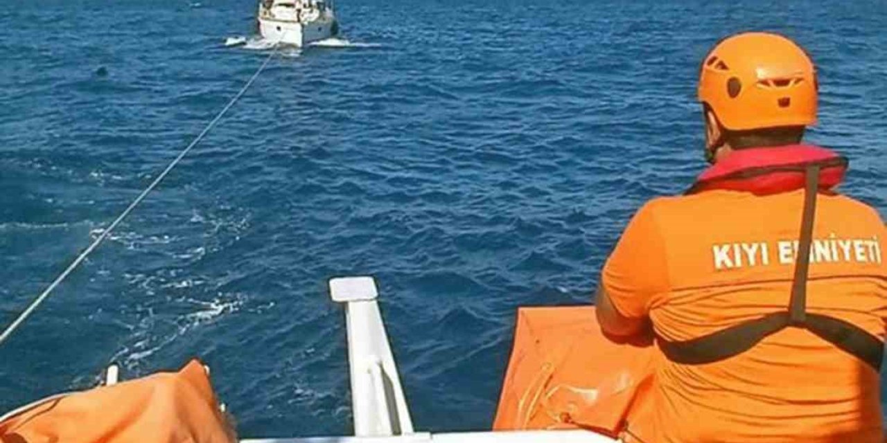 Bodrum açıklarında arızalanan tekneyi KIYEM ekipleri kurtardı