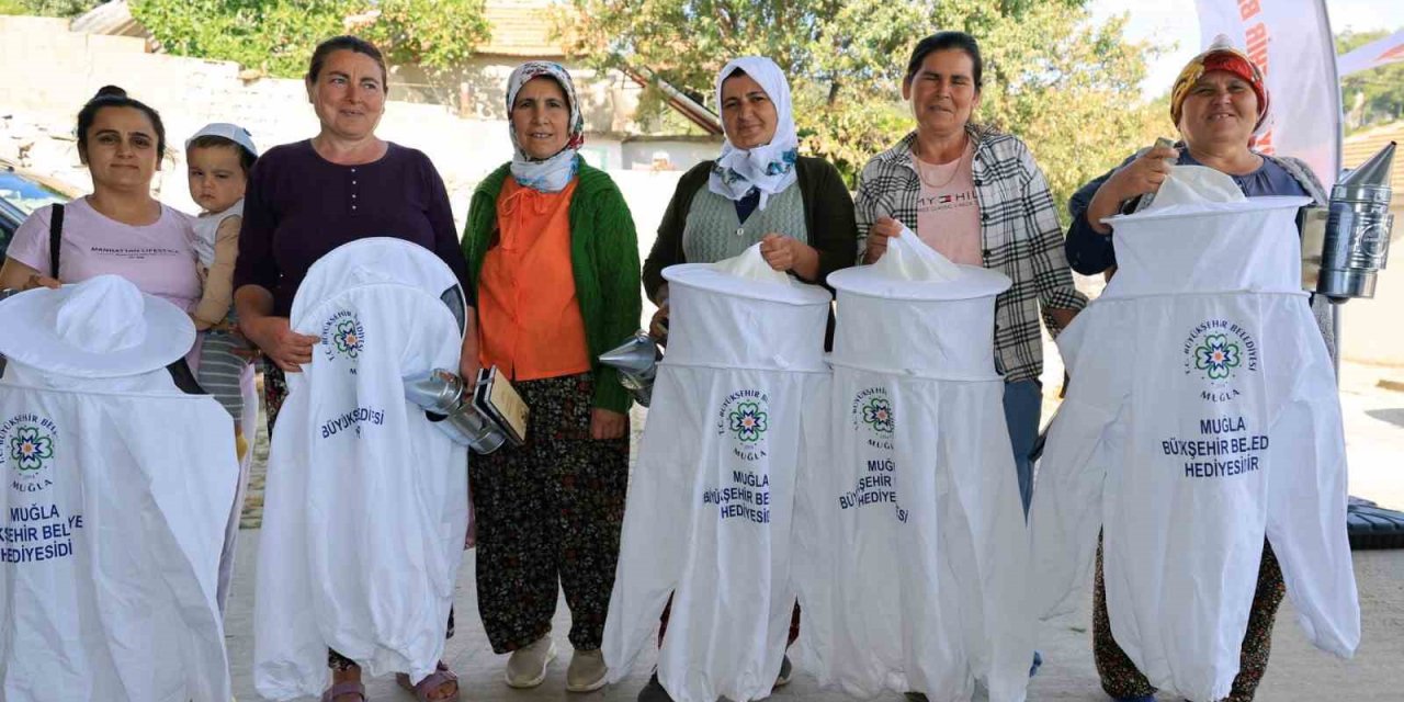 Büyükşehir ve Menteşe Belediyesi’nden arıcılara maske ve körük desteği