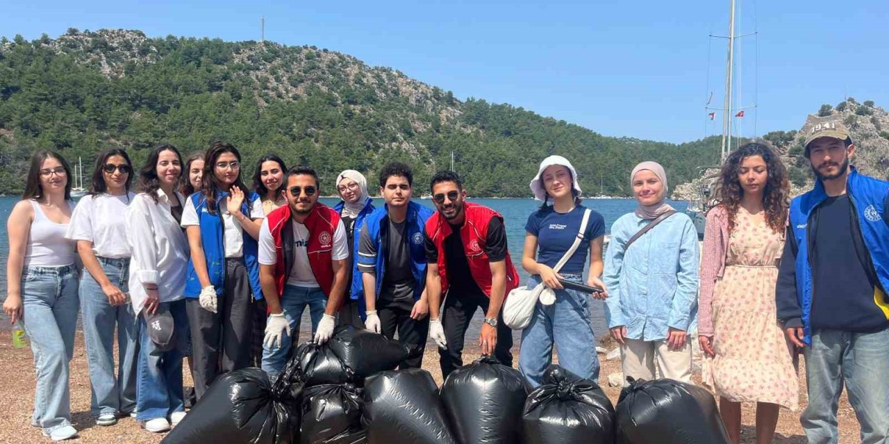 Muğla’da gönüllü gençler sahil temizliği yaptı