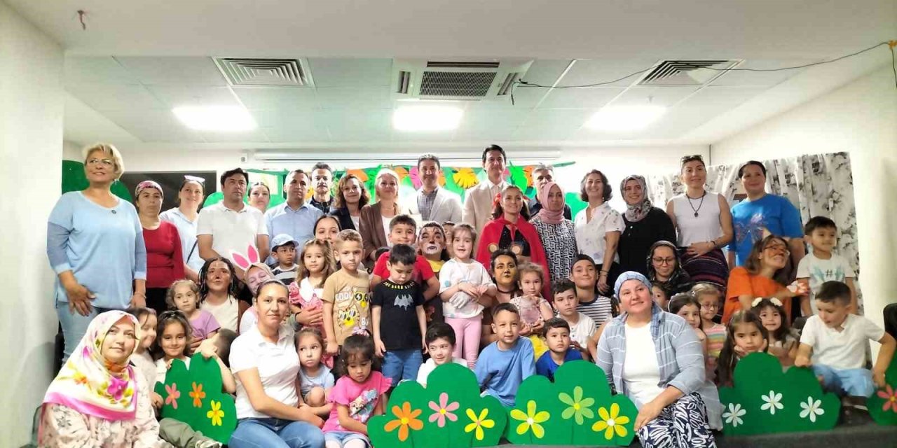 Köyceğiz’de veliler tiyatro oyuncularına taş çıkarttı