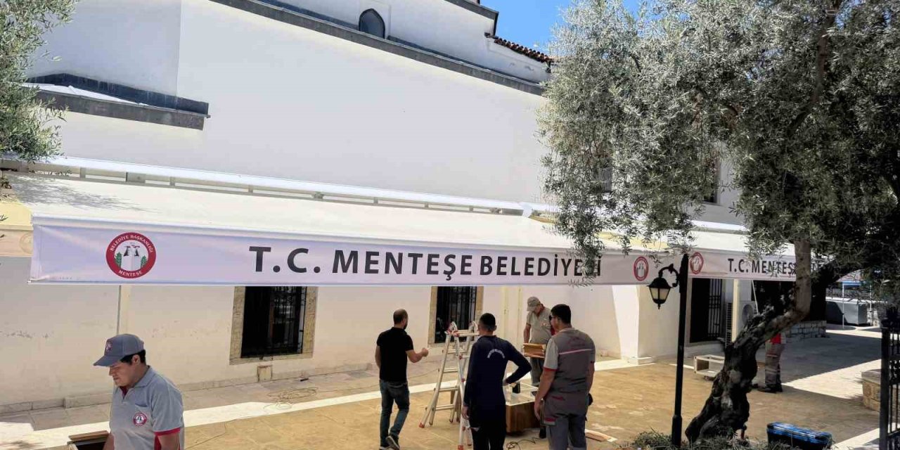 Menteşe Belediyesi’nden Kurşunlu Camii’ne gölgelik tente