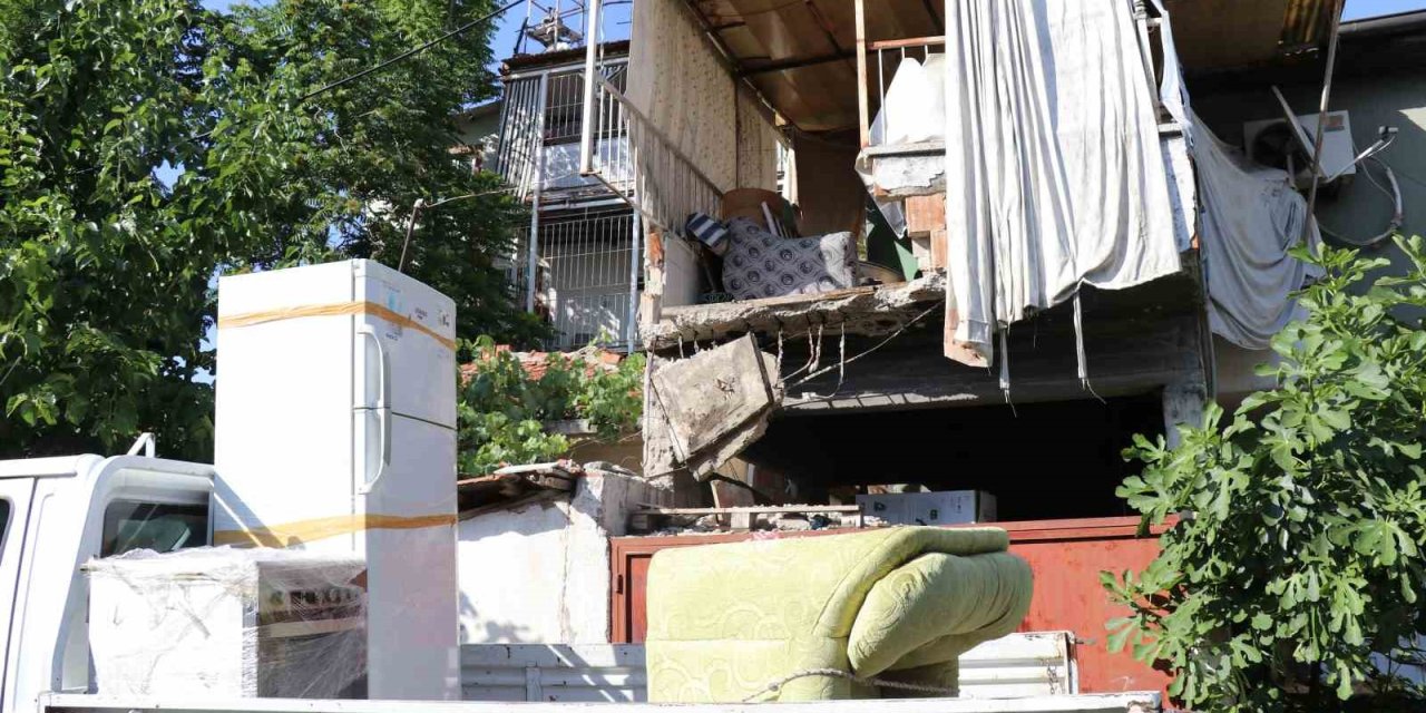 Taşıma işlemi yapılan evin balkonu çöktü: 3 yaralı
