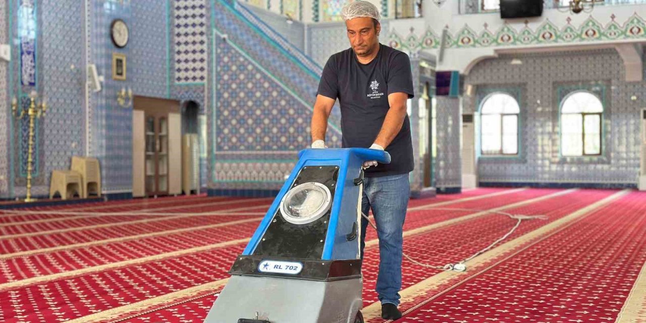 Büyükşehir ekipleri bayram öncesi camileri temizledi