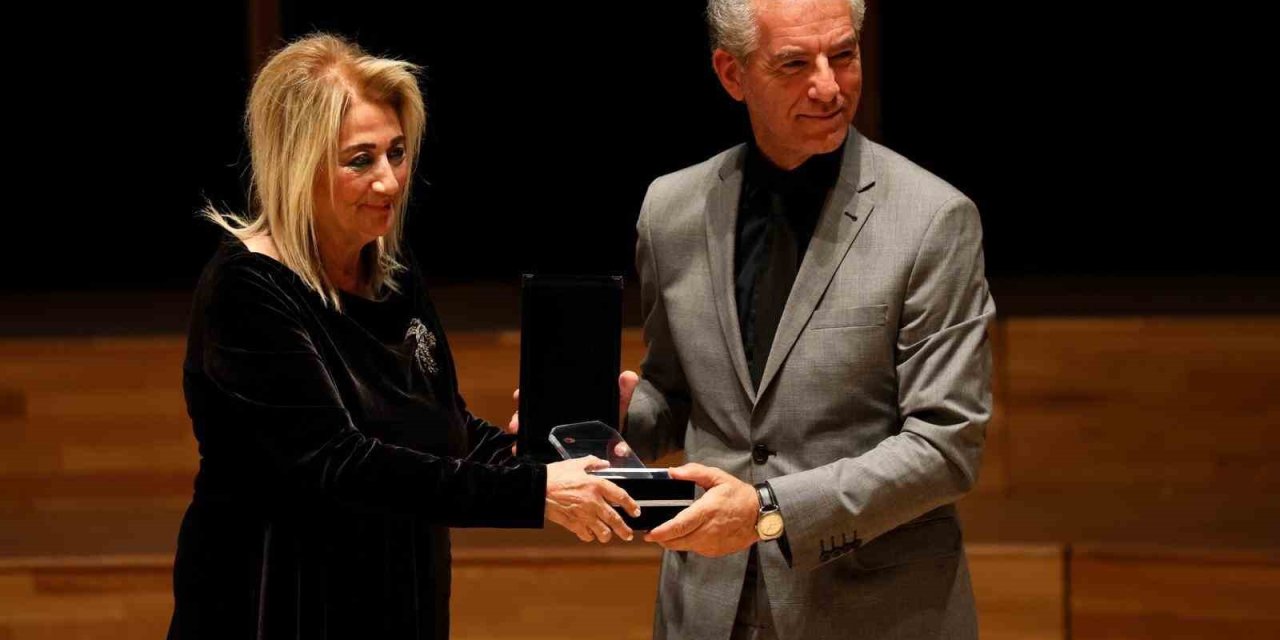 Uluslararası İzmir Festivali açılışında Ege Üniversitesine plaket