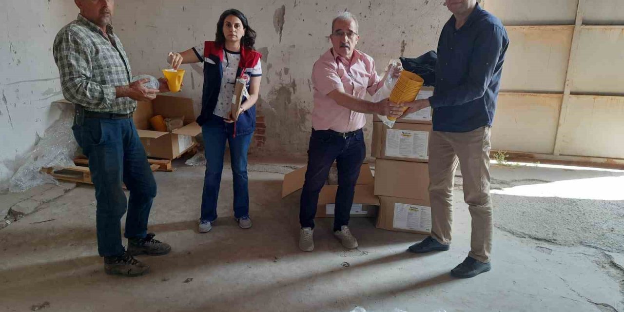Nazillili üreticilere 2 bin tuzak dağıtıldı