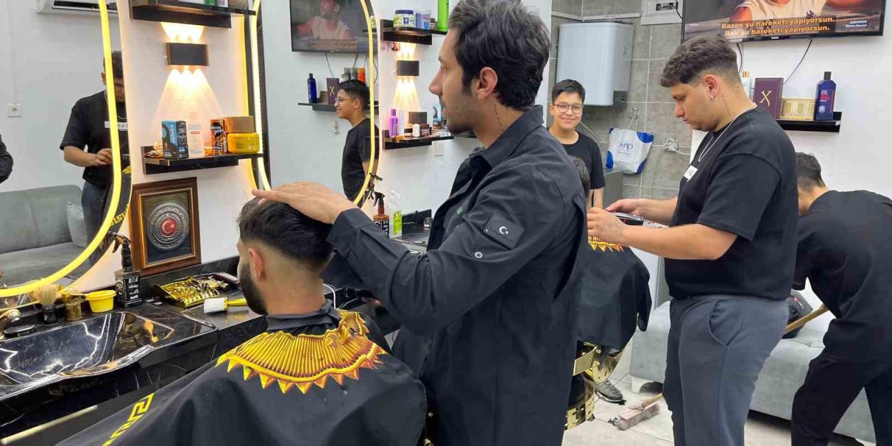 Berberlerin arife mesaisi: Dükkanda sabahladılar