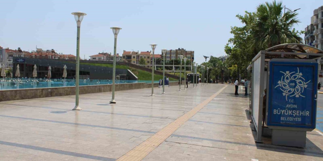 Bayramın ilk günü sıcak hava ile birlikte sokaklar boş kaldı