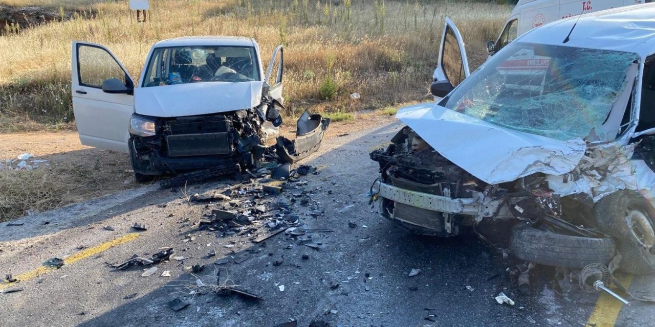 Menteşe’de ticari araçlar çarpıştı: 3 ağır yaralı