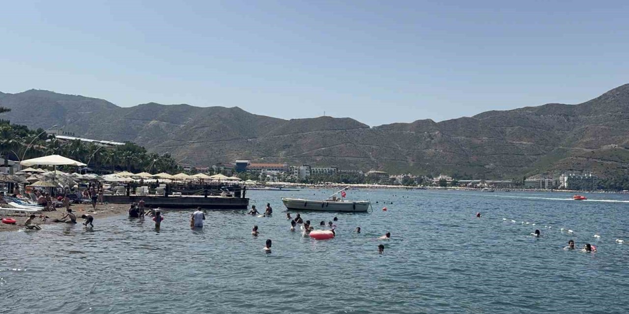 Marmaris’te bayram sıcaklığı: Tatilciler sahillere akın etti
