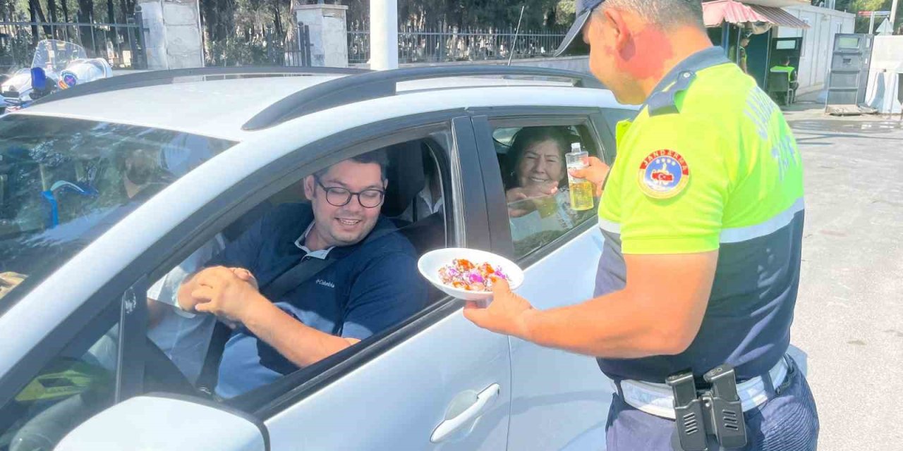 Trafik kazalarına karşı jandarma ekipleri sürücüleri uyardı