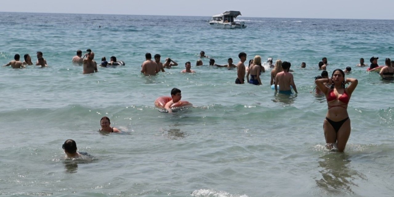 Kuşadası’nda plajlarda bayram yoğunluğu