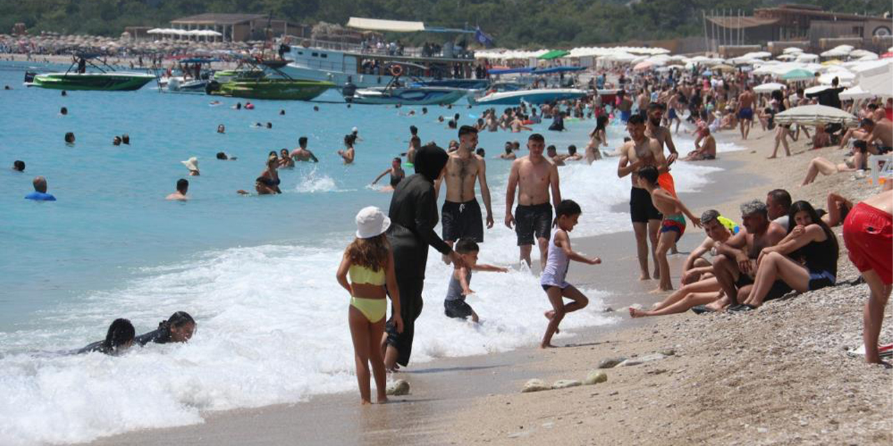 Ölüdeniz’de bayram yoğunluğu: Trafik zaman zaman durdu