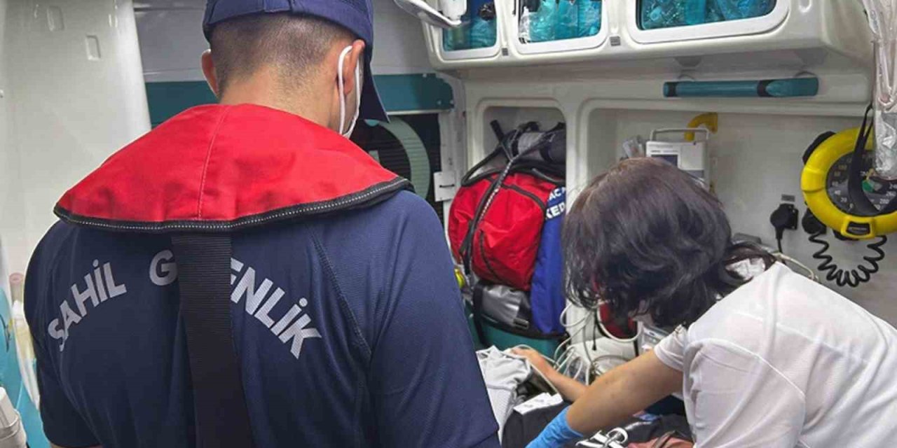 Özel teknede rahatsızlanan vatandaşa tıbbi tahliye