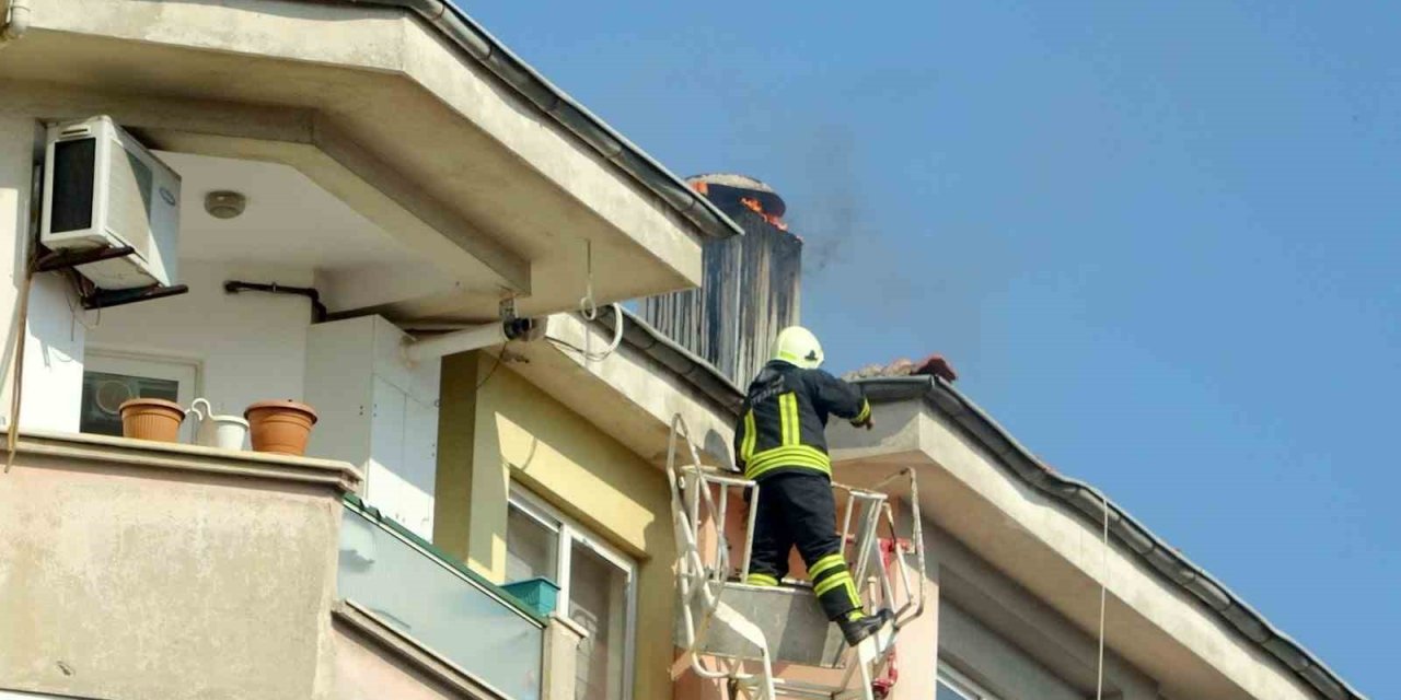 Menteşe’de apartman bacasında çıkan yangın paniğe neden oldu