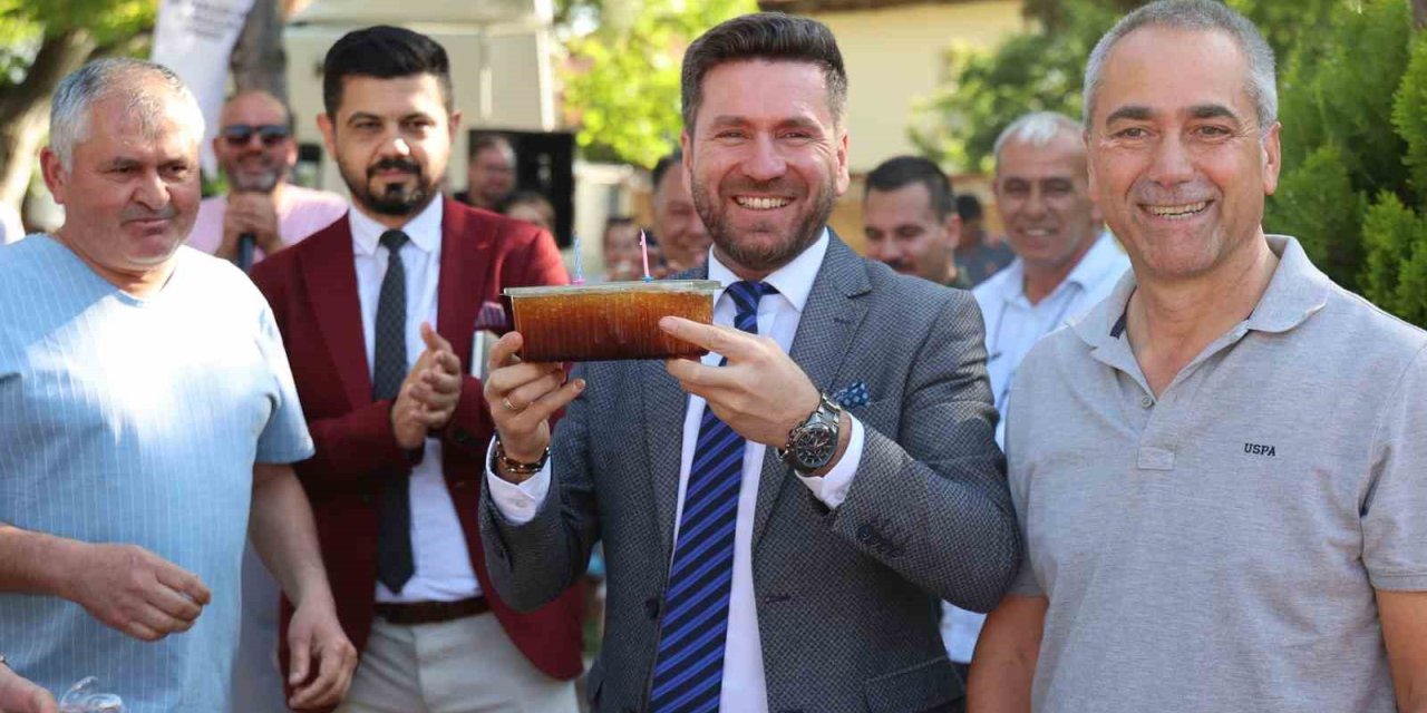 Başkan Tatık’a kar helvalı sürpriz doğum günü kutlaması