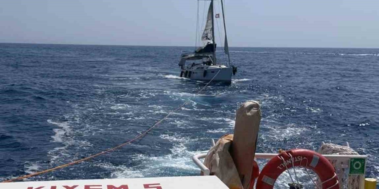 Fethiye’de makine arızası nedeniyle sürüklenen tekne kurtarıldı