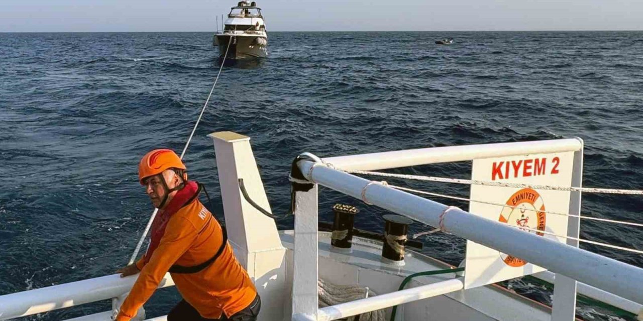 Makine arızası nedeniyle sürüklenen 22 metrelik tekne kurtarıldı